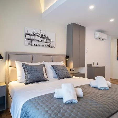 Seafront Sunset Studio&rooms ザダル